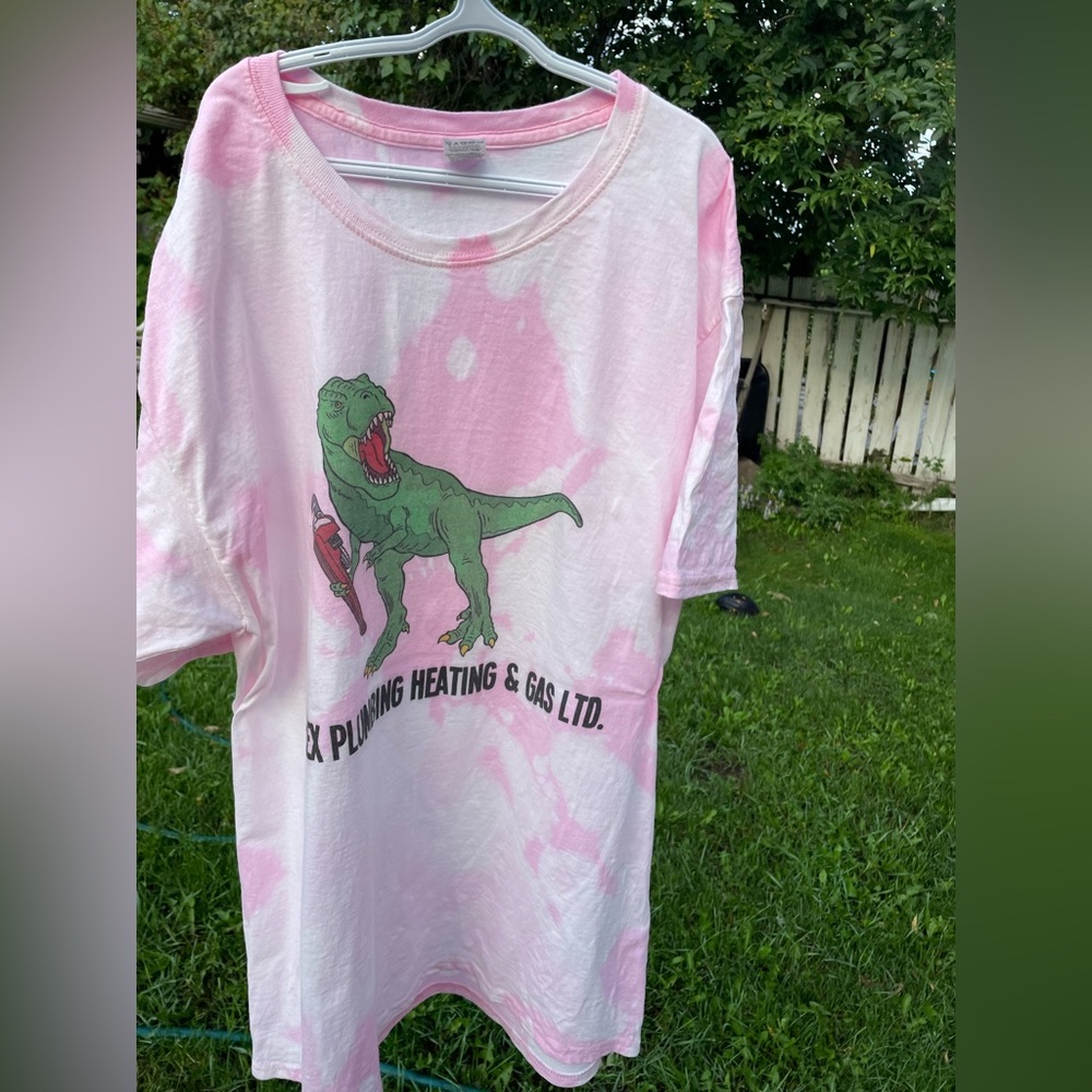 🦖 T-Rex Plumbing Heating & Gas Ltd. Acid Wash Bleach Pink  US L Tee Shirt 🦖